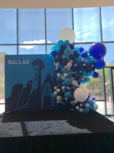 Dallas-themed balloon decoration with city skyline.