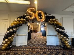 Balloon arch with "50" decoration indoors.